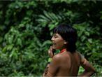 Yanomami posa dentro de aldeia na Terra Indígena Yanomami.