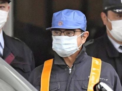 O ex-presidente da Nissan Carlos Ghosn ao sair de um centro de detenção em Tóquio, nesta quarta-feira