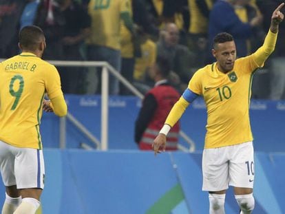 Neymar comemora gol do Brasil contra a Colômbia.