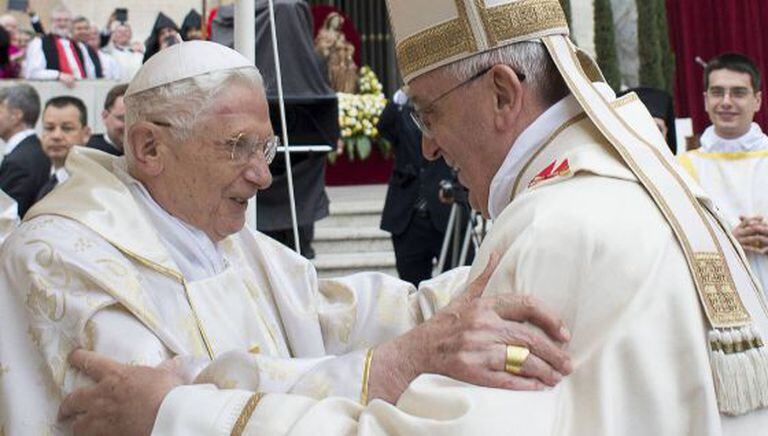 O papa Francisco (direita) saúda ao papa emérito, Bento XVI, durante a cerimônia de canonización de Roncalli y Wojtyla.