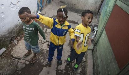 Crianças da favela da Paz brincam durante o jogo.