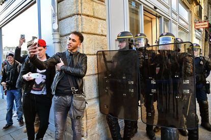 Jovem tira uma sefie durante um protesto em Rennes (França).