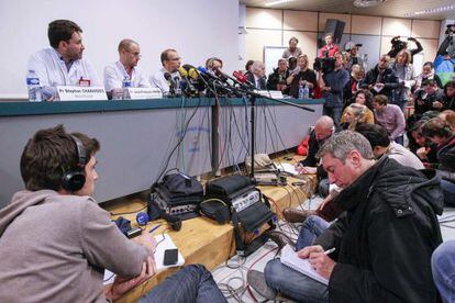 Jornalistas acompanham último boletim médico sobre estado de saúde de Schumacher em Grenoble (França).