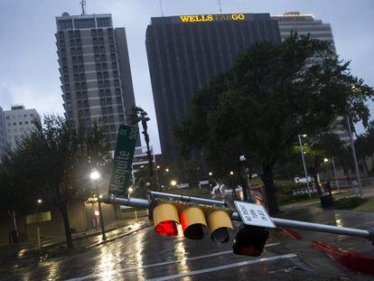 Semáforo cai com a força do vento na cidade de Corpus Christi, no Texas