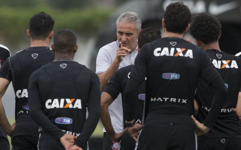 Ténico Tite orienta jogadores em treino.