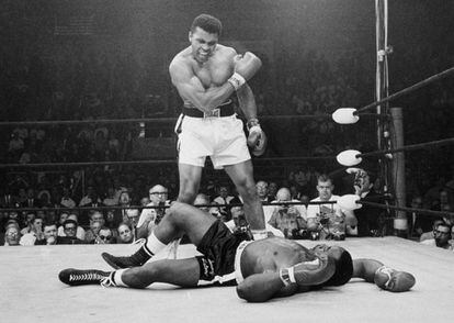 Muhammad Ali, em luta contra Sonny Liston em maio de 1965. 