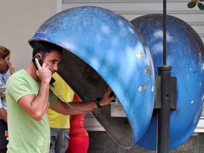 Cubano usa telefone público em Havana.