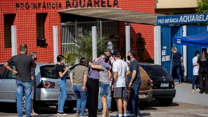 Familiares diante da escola Aquarela, em Saudades, Santa Catarina, alvo de ataque.