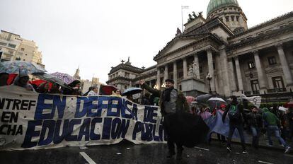 Professores universitários reivindicam aumento salarial diante do Congresso, em Buenos Aires, na sexta-feira.