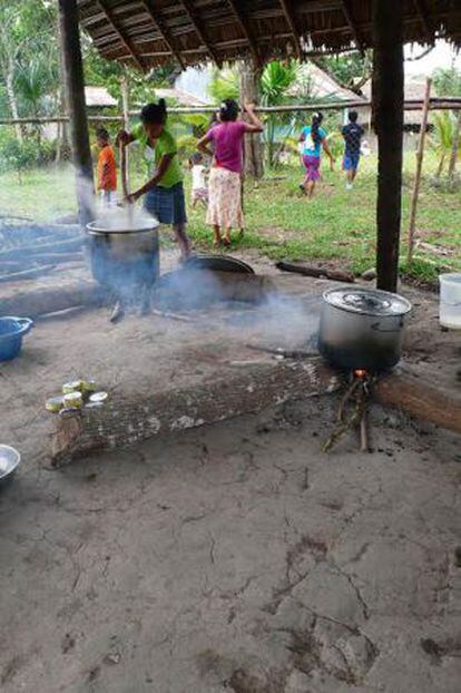 Um povoado awajún se prepara para comer.