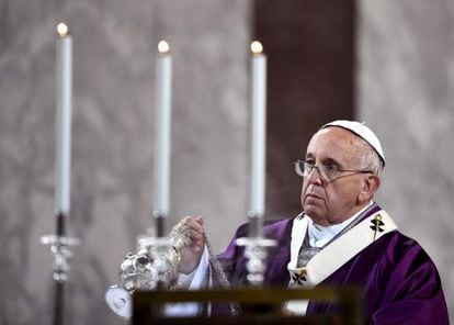 O papa Francisco, em missa na basílica em Roma.