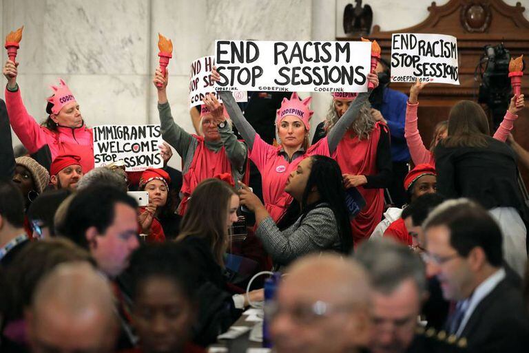 Manifestantes protestam contra a indicação de Jeff Sessions durante a sessão no Congresso que irá confirmar seu nome para a Justiça.