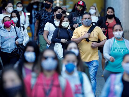 Pessoas usando máscaras caminham em São Paulo nesta sexta-feira, 19 de julho.