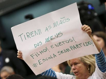 Manifestantes a favor do projeto de lei sobre a Escola sem Partido protestam na Câmara.