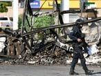 Un policía frente a un vehículo quemado, este viernes en Culiacán.