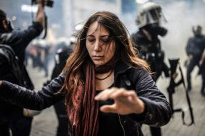 Manifestante em Istambul escapa dos gases lacrimogêneos.