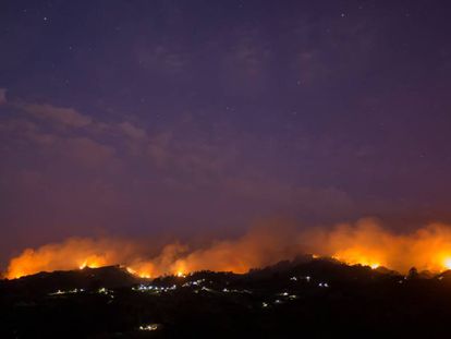 Chamas e fumaça do incêndio vistos de Moya (Gran Canária).