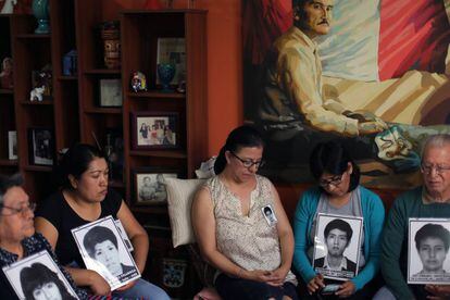 Famílias das vítimas dos esquadrões da morte Grupo Colina, reunidos na terça-feira, em Lima.