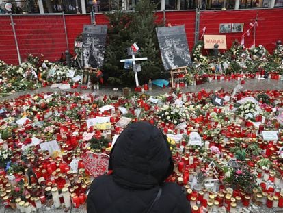 Flores e velas em um mercado de Natal em homenagem às 12 vítimas do atentado de Berlim ocorrido em 19 de dezembro.