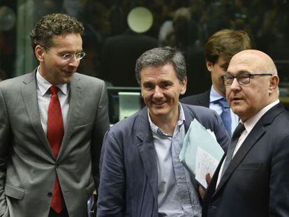 O presidente do Eurogrupo, Jeroen Dijsselbloem, ao lado do ministro das Finanças grego, Euclid Tsakalotos, e seu homólogo francês, Michel Sapin, nesta terça-feira em Bruxelas.