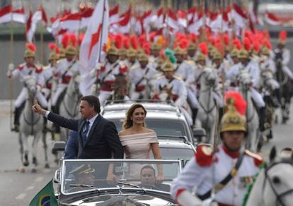 O presidente Jair Bolsonaro e a primeira-dama, Michelle, desfilam no Rolls Royce presidencial pelas ruas de Brasília.