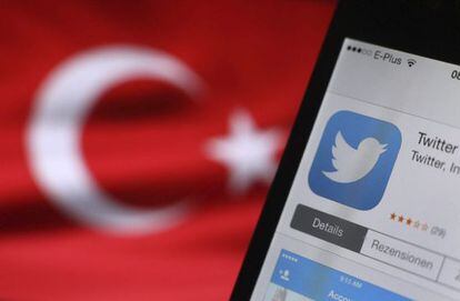 Logotipo do Twitter, na tela de um celular com a bandeira turca.