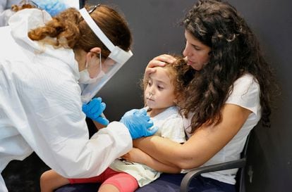 Uma menina se submete a um exame de antígenos para poder entrar em um parque temático, nesta quinta-feira, em Tel Aviv.