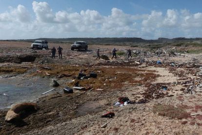 Agentes da polícia examinam restos da embarcação que transportava os venezuelanos, em Curaçao.