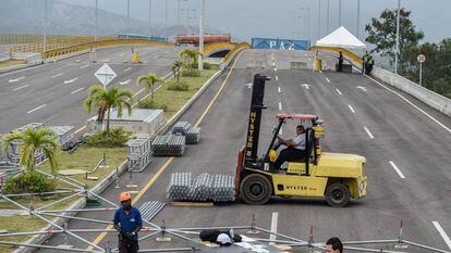 Trabalhadores montam o palco do show Venezuela Aid Concert.