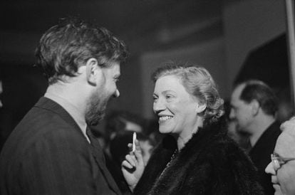 Lee Miller conversa com o crítico de arte Frederick Laws na inauguração de uma exposição de Picasso em Londres em 1950.