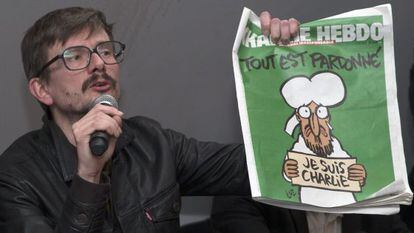 O cartunista Luz mostra o novo número do 'Charlie Hebdo'.