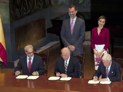 Os Reis de Espanha, durante a assinatura do acordo.