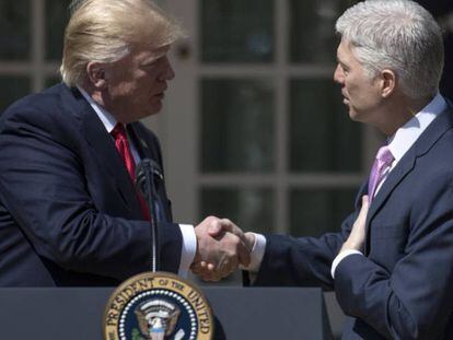 Trump com Gorsuch, o novo juiz conservador da Suprema Corte.