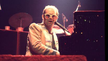 Elton John já tinha a cabeleira bem despovoada em 1976, como se vê neste show. E um belo dia apareceu com uma linda peruca que nunca mais tirou.