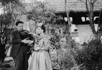 Diego Rivera e Frida Kahlo posam na Casa Azul de Coyoacán, nos anos 40.