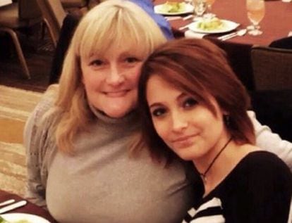 Paris junto com sua mãe, Debbie Rowe, em uma foto postada em sua conta no Instagram, no Natal.