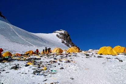 Esta imagem mostra o lixo gerado no campo 4 do Everest, no último dia 21 de maio.