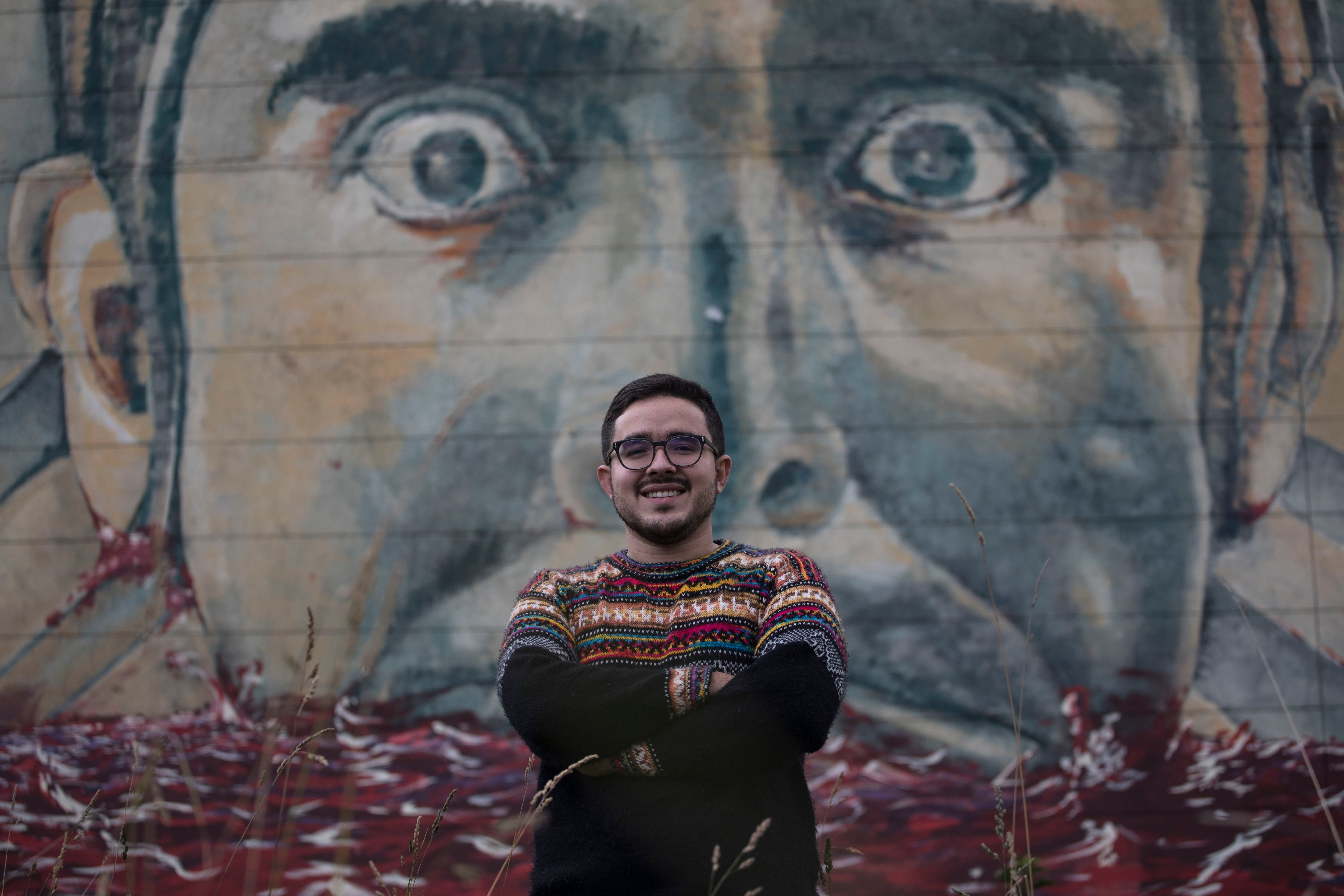 Alejandro Palacios, cientista político da Universidade Nacional da Colômbia, posa em frente a um mural em Bogotá.