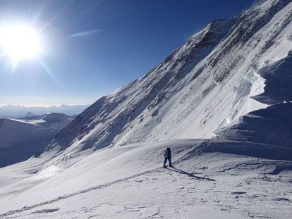 Adrian Ballinger e Cory Richards registraram no Strava sua tentativa de subir o Everest sem oxigênio.