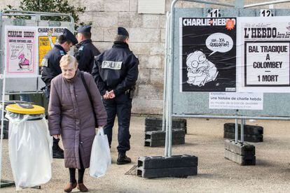 Policiais patrulham salão de quadrinhos de Angoulême, dedicado a “Charlie Hebdo”.