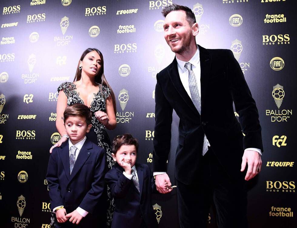 Messi, junto a sua mulher e seus filhos, na festa de Paris.