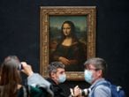 Media people, wearing protective face masks, stand in front of the painting "Mona Lisa" (La Joconde) by Leonardo Da Vinci at the Louvre museum in Paris as the museum prepares to reopen its doors to the public following the coronavirus disease (COVID-19) outbreak in France, June 23, 2020. Picture taken June 23, 2020. REUTERS/Charles Platiau