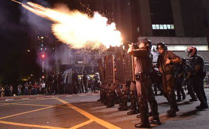 Polícia lança bombas de gás para reprimir ato na av. Paulista.