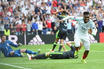 Sturridge celebra o gol que deu a vitória à Inglaterra.