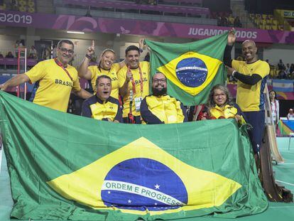 Equipe de bocha do Brasil comemora a medalha de ouro em Lima.