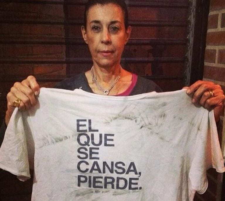 Antonieta Mendoza de López, mãe de Leopoldo López, com a camiseta que o opositor venezuelano usava antes de se entregar à polícia.