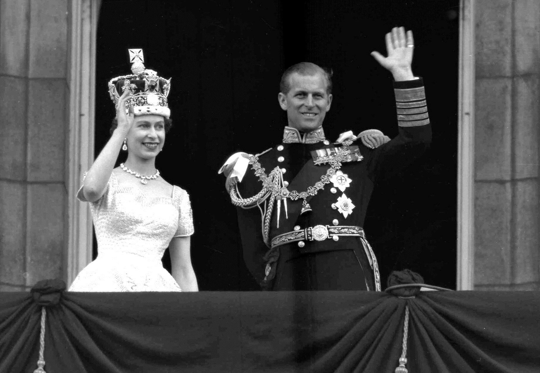 Elizabeth II e Philip de Edimburgo em uma varanda do Palácio de Buckingham em 1953. 