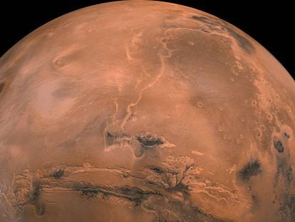 Vista geral de Marte obtida pelo módulo 'Viking' da NASA. No centro, o vale Marineris, um dos cânions mais profundos do sistema solar.