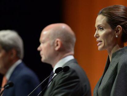 Angelina Jolie, em primeiro plano, ao lado de William Hague e John Kerry (esq.), no último dia da cúpula global sobre violência sexual em conflitos.