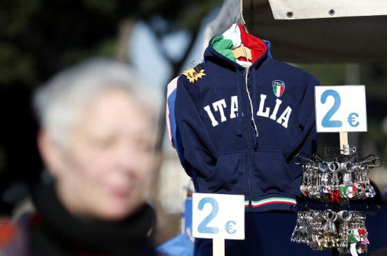Vários produtos à venda em uma loja de souvernirs em Roma.